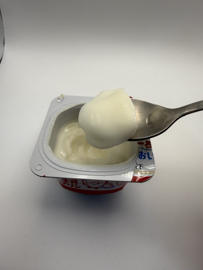 森永牛乳プリンをスプーンで掬ったなめらかな断面