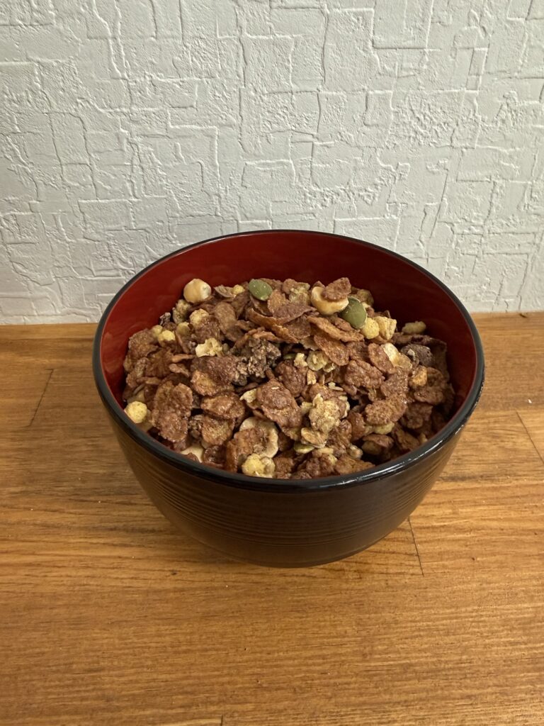 ケロッグ 素材まるごとグラノラ ヘーゼルナッツチョコレートの中身グラノラ