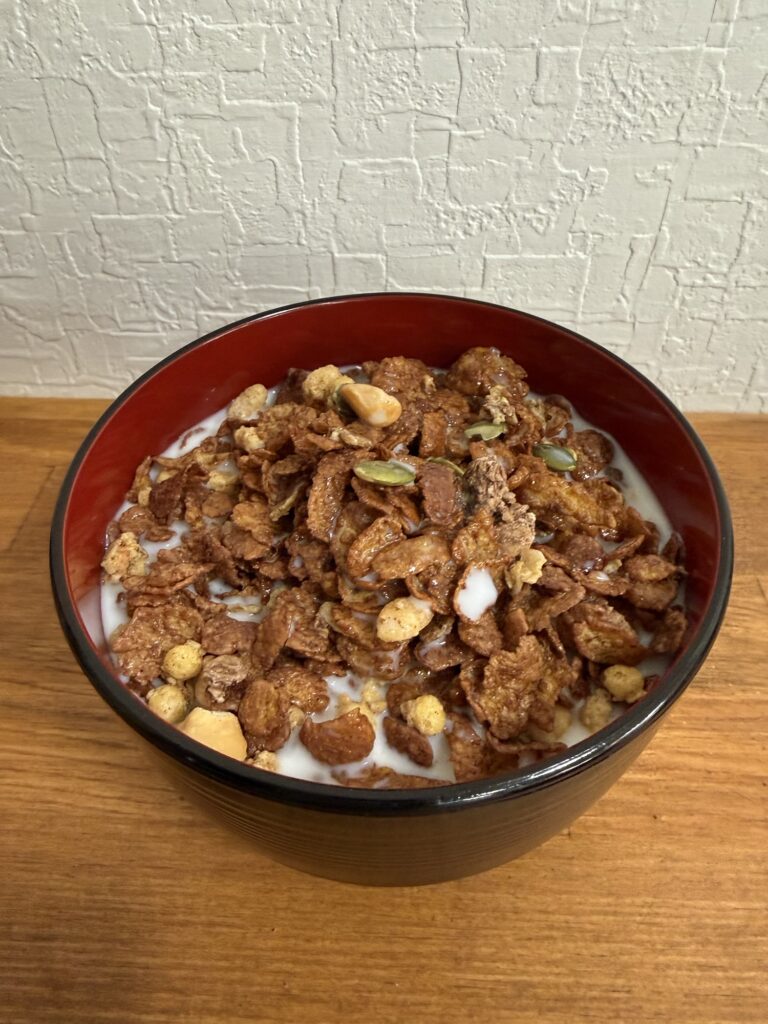 牛乳をかけたケロッグ素材まるごとグラノラ ヘーゼルナッツチョコレート