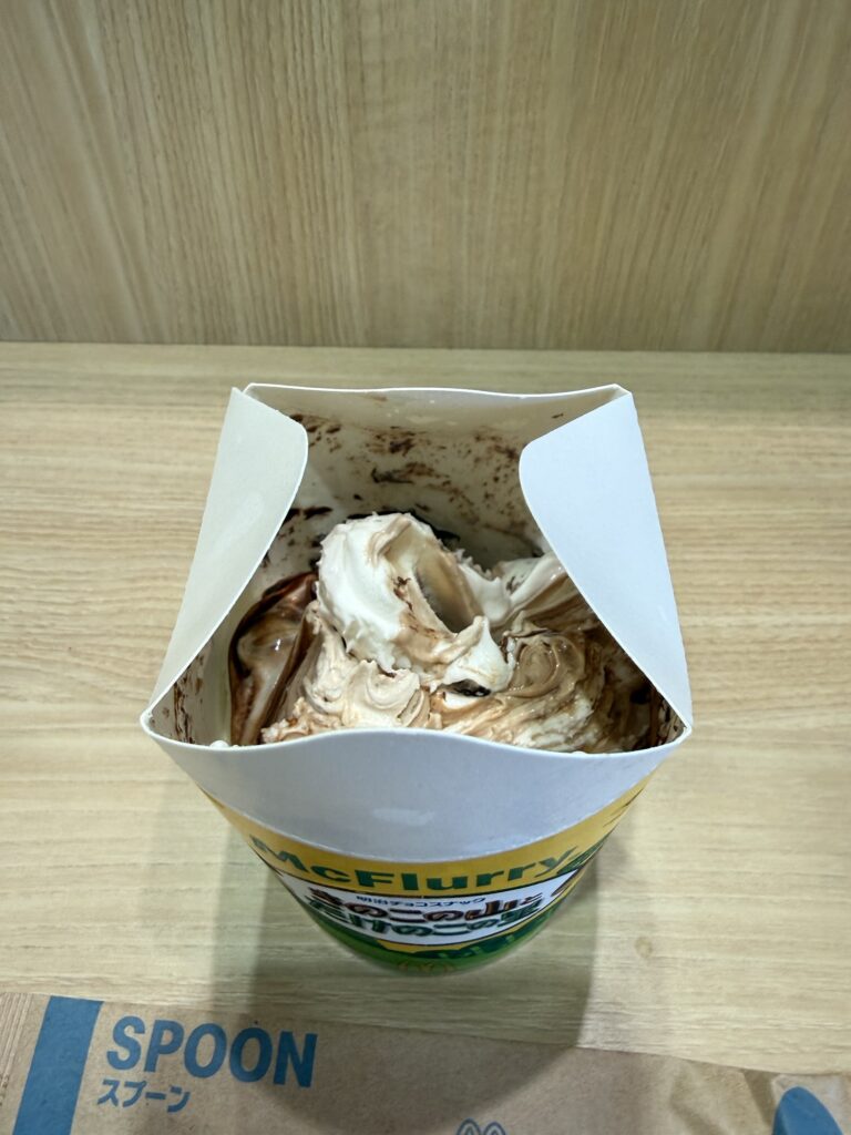 マックフルーリー きのこの山とたけのこの里 中身 最初から混ぜられた状態