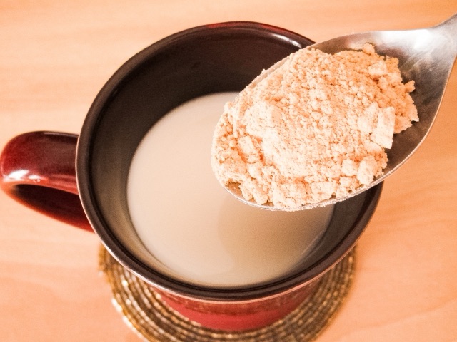 きな粉牛乳のグラス、朝の一杯