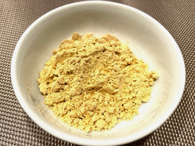 きな粉の粉末と大豆を使用した和食材、栄養豊富で和菓子やスイーツに使われるきなこ