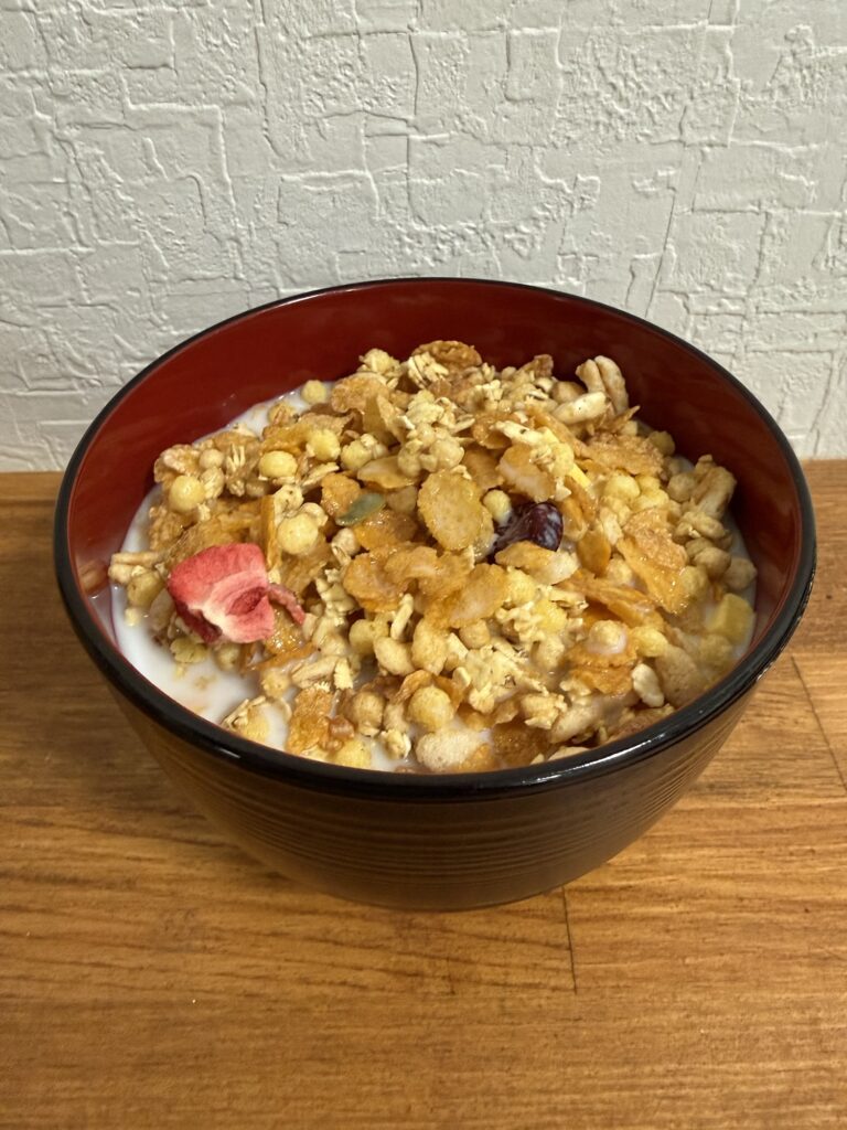 素材まるごとグラノラ 脂質70％オフ 香るフルーツに牛乳をかけた状態