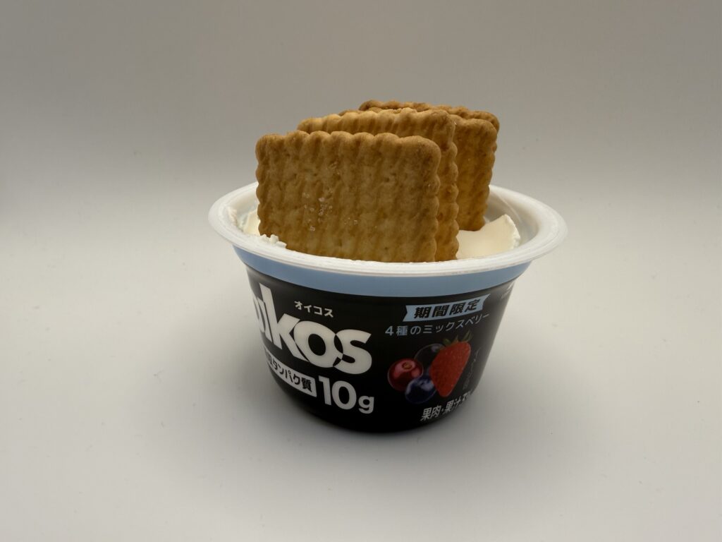 オイコス ミックスベリーとココナッツサブレで作ったベリーチーズケーキ風