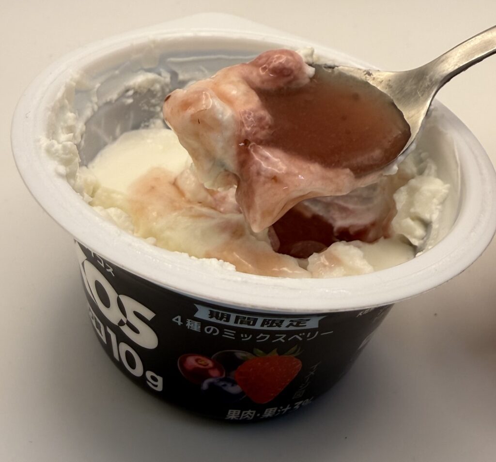 ダノン オイコス 高吸収タンパク質 4種のミックスベリーの中身とベリーソース