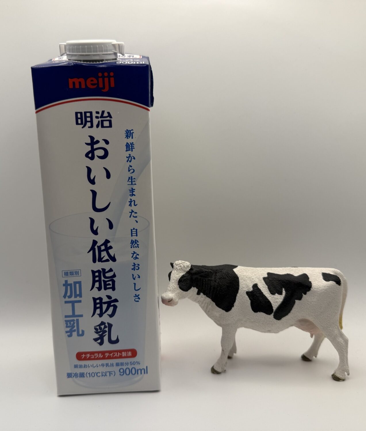 明治おいしい低脂肪乳のパッケージとコップ｜栄養成分・カロリー比較レビュー