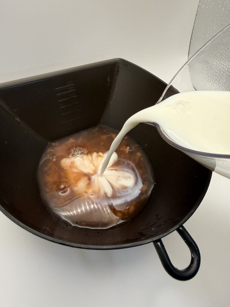 フルーチェ 夢のスペシャル3MIX 作り方｜冷やした牛乳150mlを加える工程