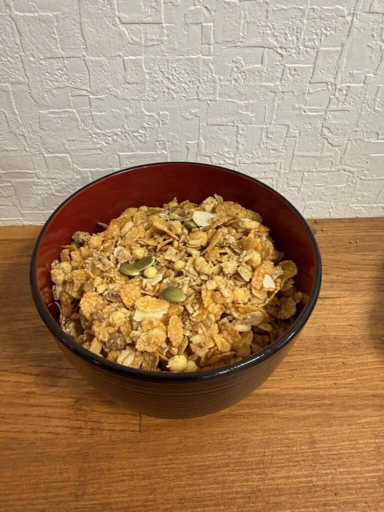 素材まるごとグラノラ パリッとアーモンド やさしいはちみつ味の中身