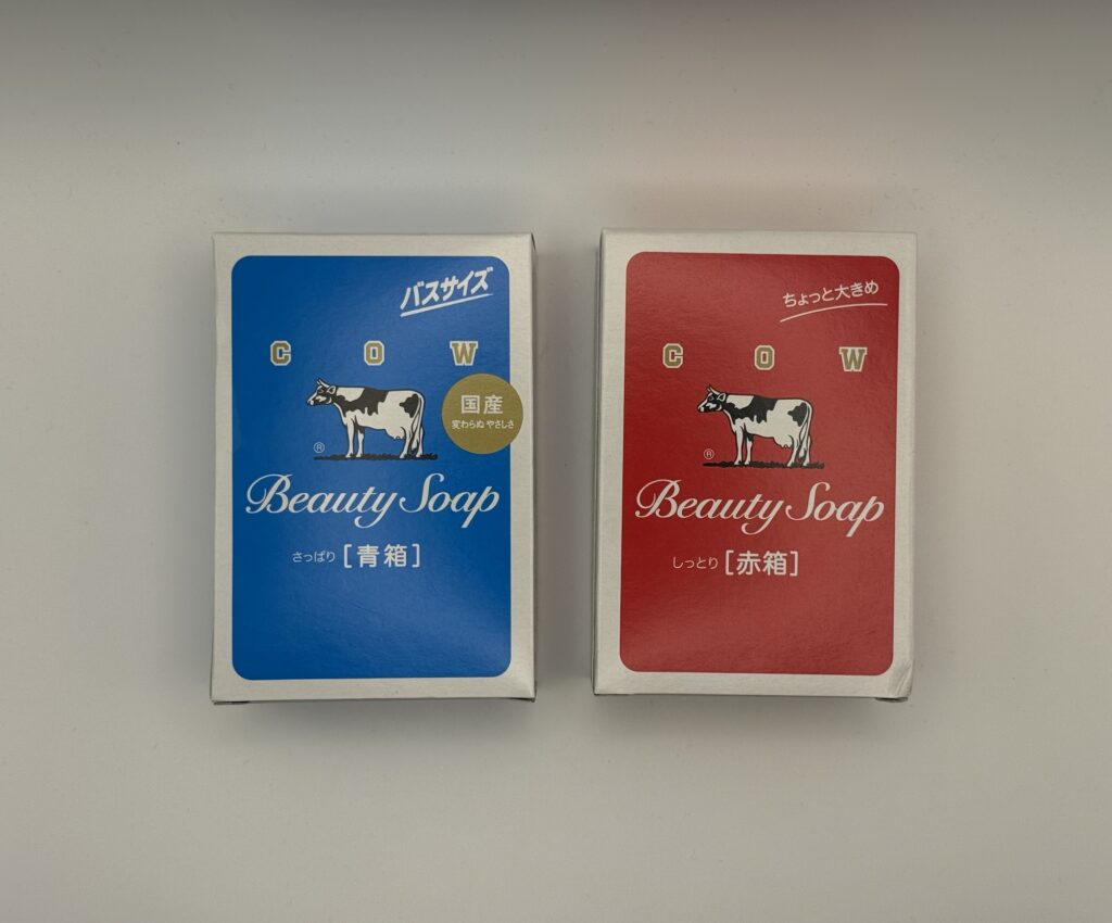 牛乳石鹸 赤箱（しっとり）と青箱（さっぱり）の比較パッケージ