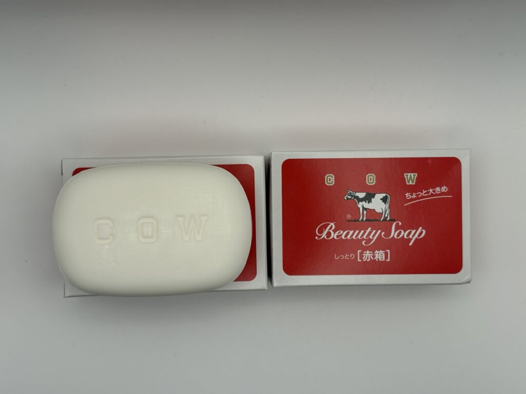 牛乳石鹸 赤箱の箱パッケージと中身の固形石鹸