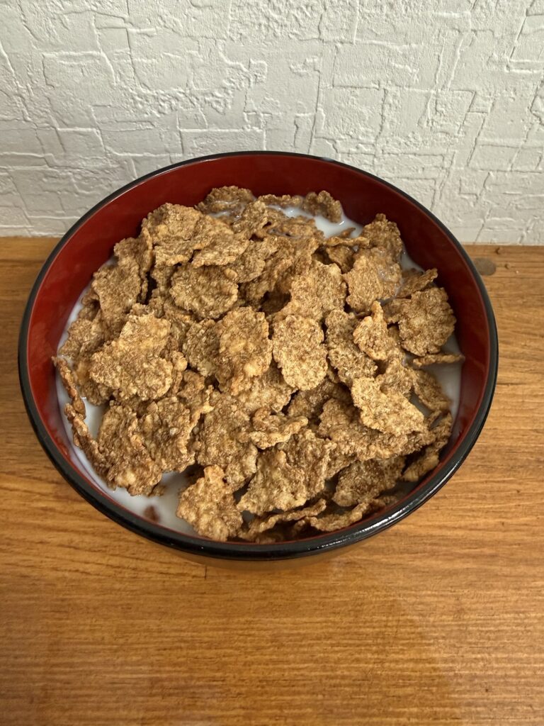 オールブラン ブランフレークに牛乳をかけた朝食シーン