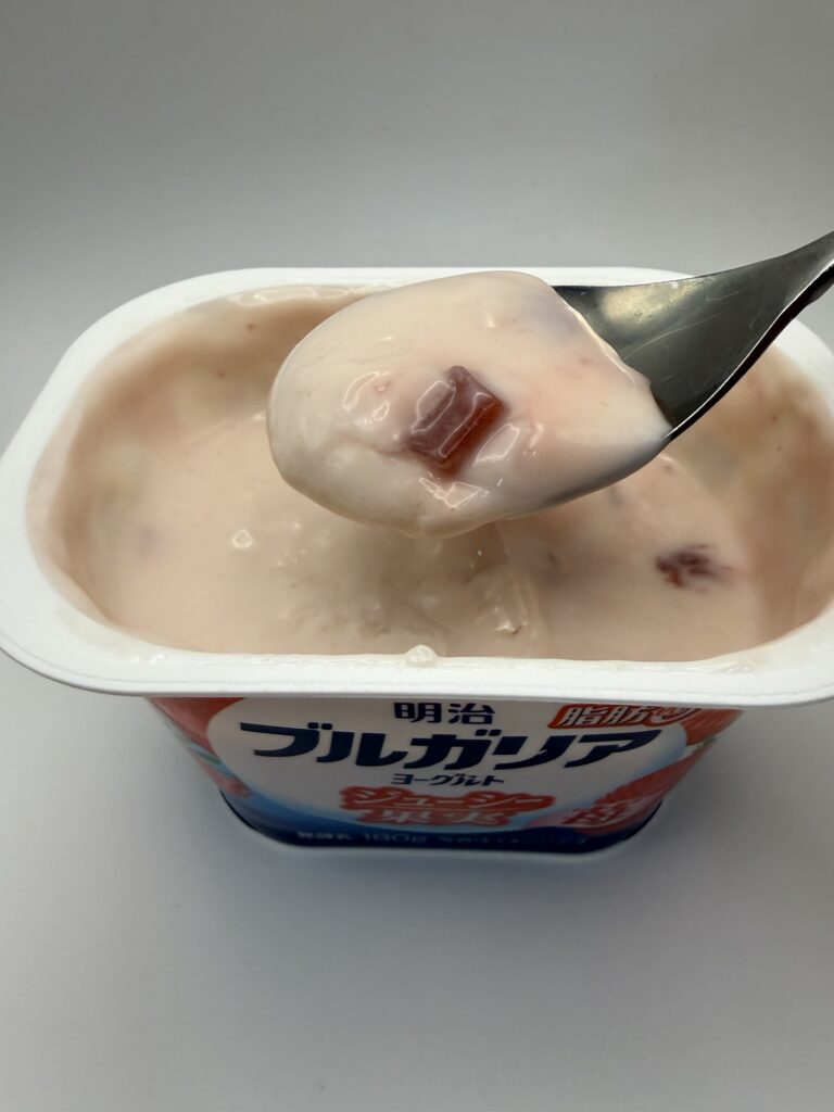 明治ブルガリアヨーグルト ジューシー果実苺をスプーンですくった果肉入りの様子
