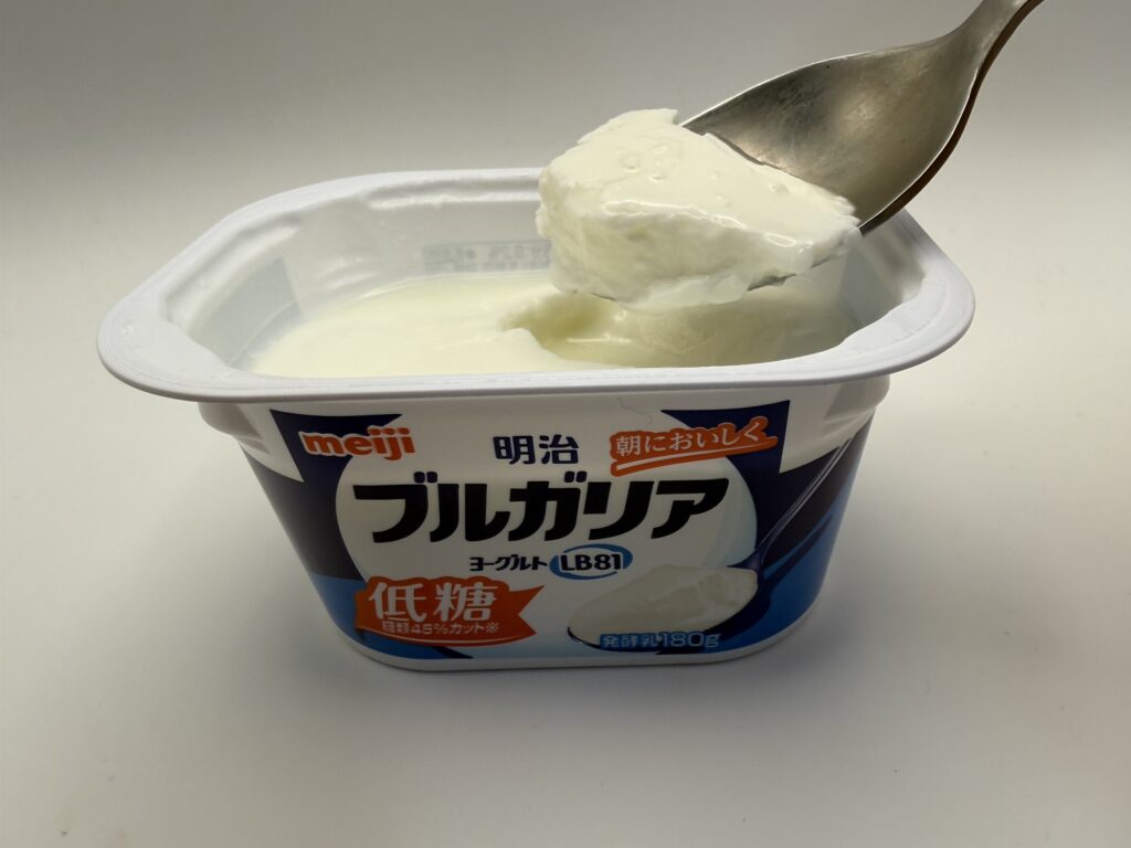 明治ブルガリアヨーグルト LB81 低糖をスプーンですくった様子