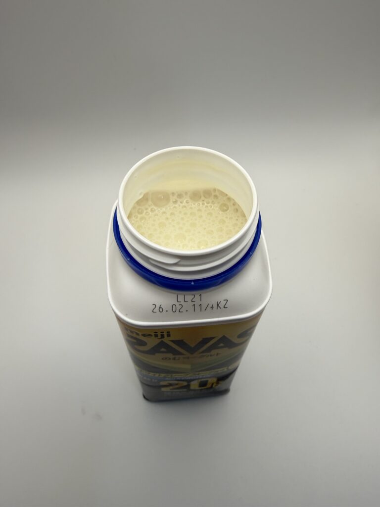 ザバス MILK PROTEIN のむヨーグルト 脂肪0 ホワイトグレープフルーツ風味の中身（液体）