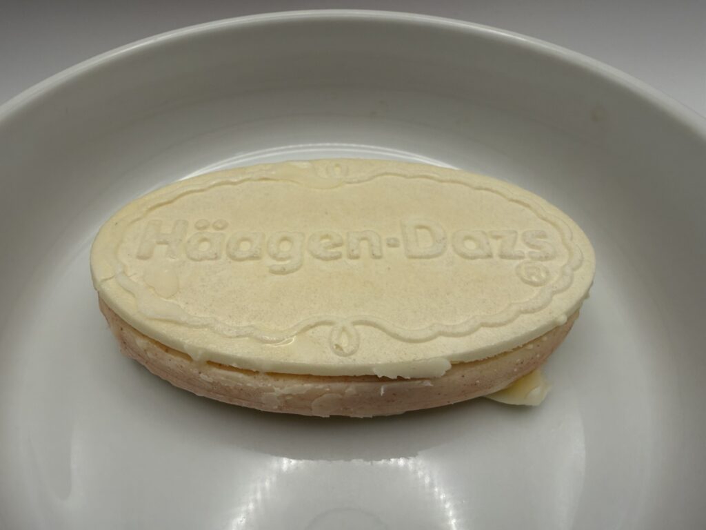 ハーゲンダッツ クリスピーサンド 贅沢いちごミルク 外観